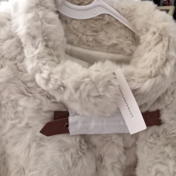 Woman's fur jacket - Picture 2 of 3